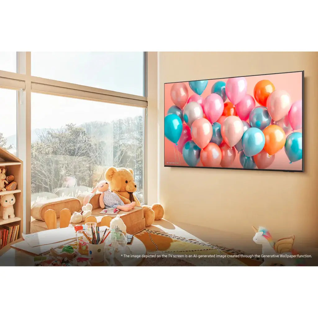 Pantalla Samsung Smart TV 85 QLED 4K mostrando un fondo de globos de colores en una habitación decorada.