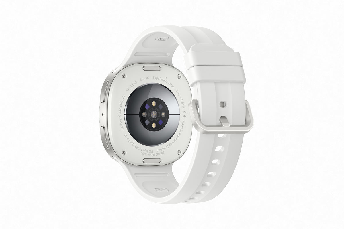 Vista trasera del Reloj inteligente Galaxy Watch 9 44 mm plateado con correa blanca y sensor de salud visible.