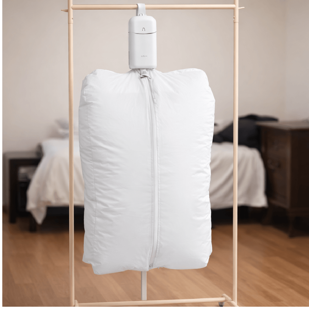 Secador de ropa portátil UV SoulMote modelo TJ-BXH04A5U usando en un dormitorio para secar prendas ligeras.