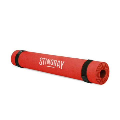 Esterilla yoga roja 3mm enrollada, ideal para practicar yoga con comodidad y estabilidad.