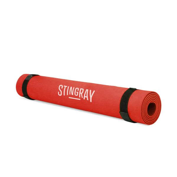 Esterilla yoga roja 3mm enrollada, ideal para practicar yoga con comodidad y estabilidad.