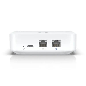 Vista del punto de acceso UniFi Express WiFi 6 con puertos Ethernet y USB-C en la parte posterior.