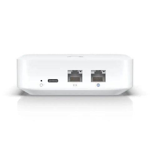 Vista del punto de acceso UniFi Express WiFi 6 con puertos Ethernet y USB-C en la parte posterior.