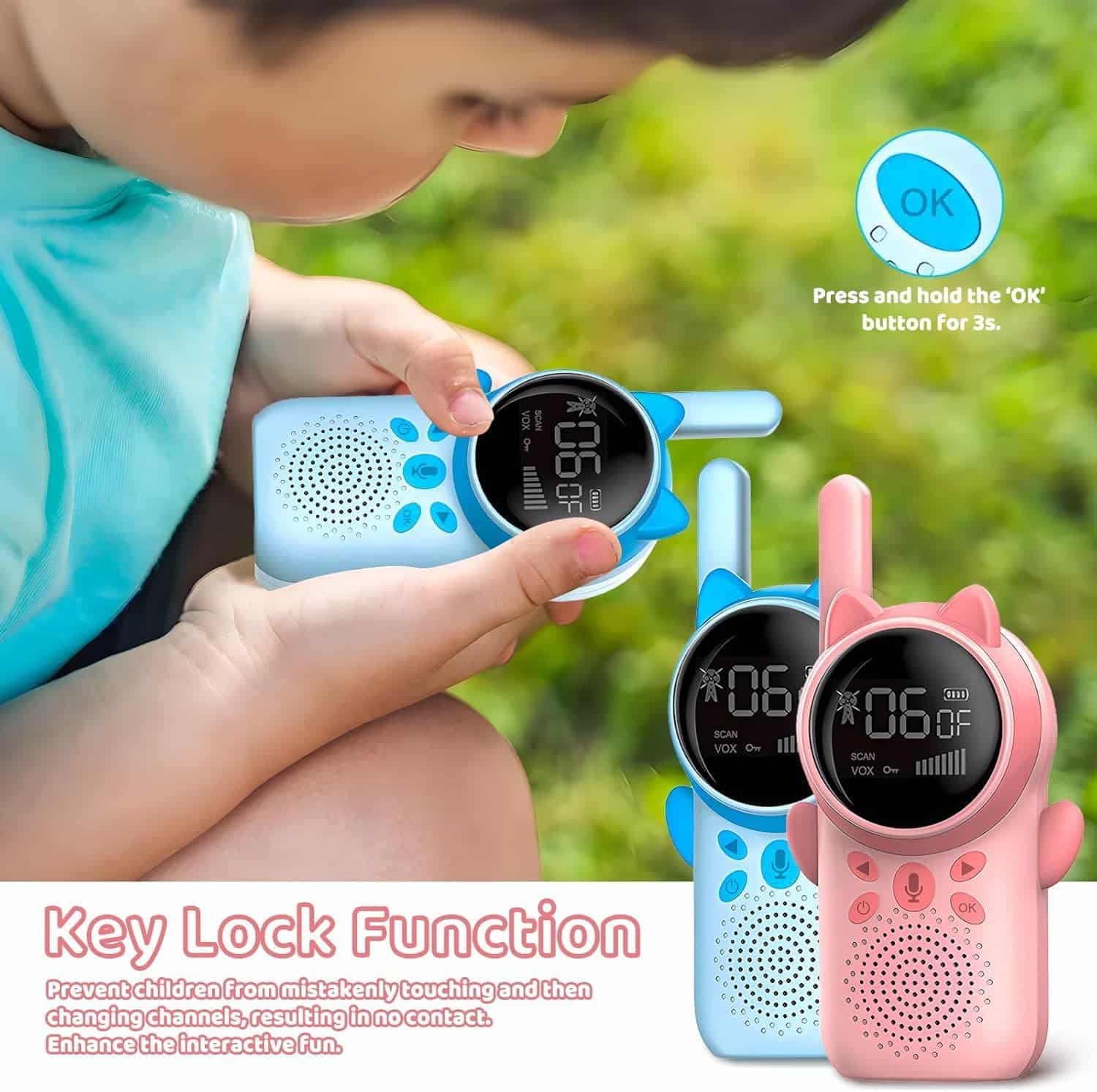 Walkie Talkies Recargables Para Niños,  Paquete De 2 Walkie Talkies De Largo Alcance 22 Canales De Radio De 2 Vías Con Linterna Lcd Retroiluminada. niño usando walkie azul y rosa con pantalla LCD