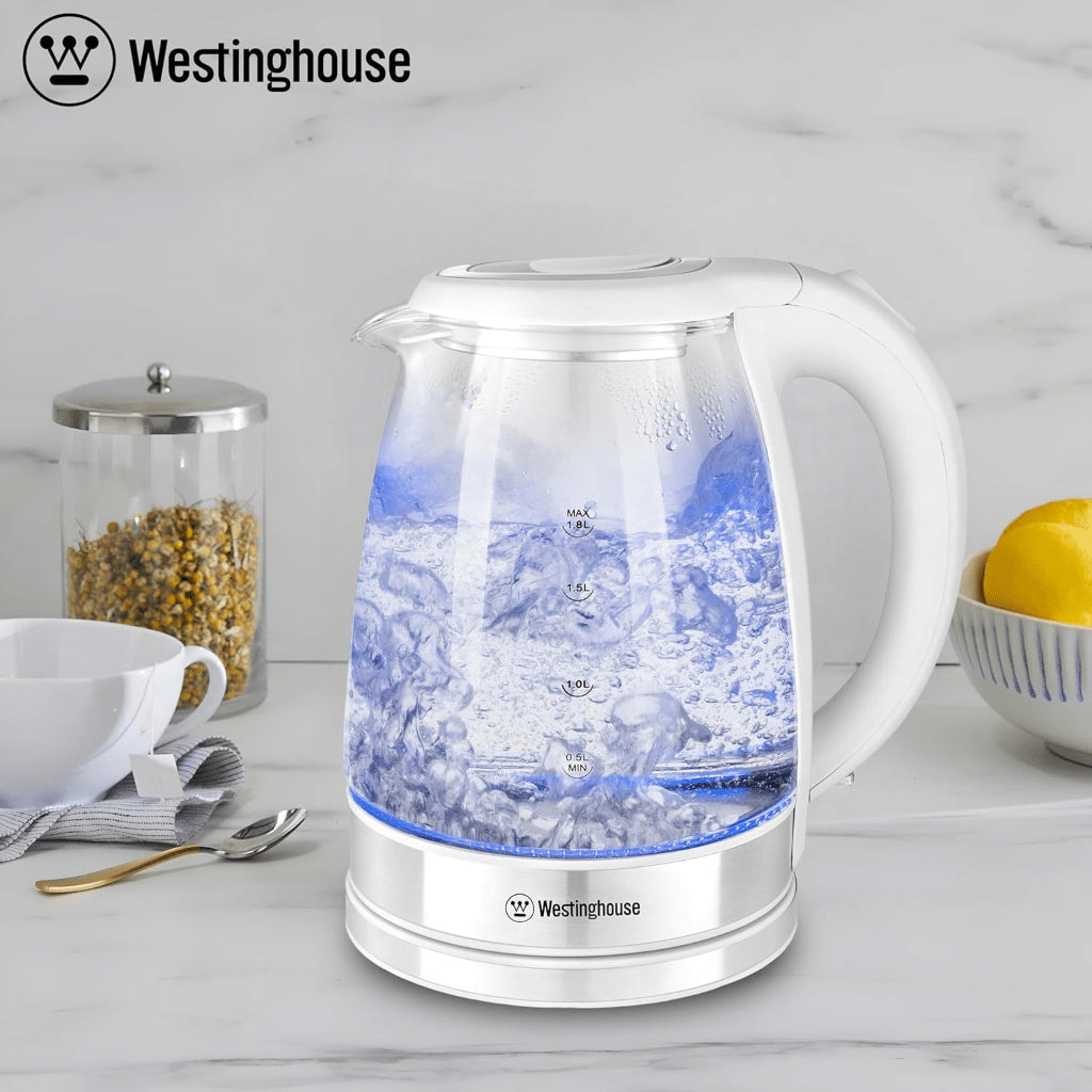 Westinghouse hervidor de vidrio led 1.8 L 1500W - WKWKKL21WH con iluminación LED azul en una cocina moderna