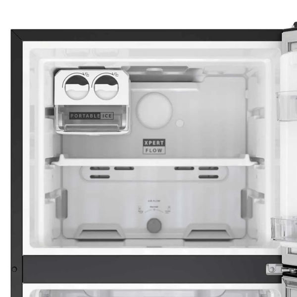 Interior del refrigerador Whirlpool 11 pies negro con sistema Xpert Flow y compartimento para hielo portátil.