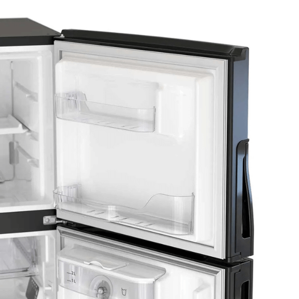 Interior del refrigerador Whirlpool 11 pies negro, con estantes y compartimentos para una mejor organización.